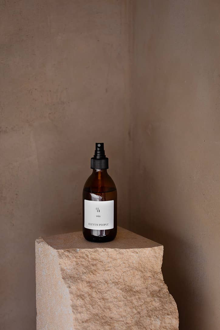Spray para el hogar hecho a mano en botella de vidrio ámbar. Aroma a lavanda palo santo y azafrán