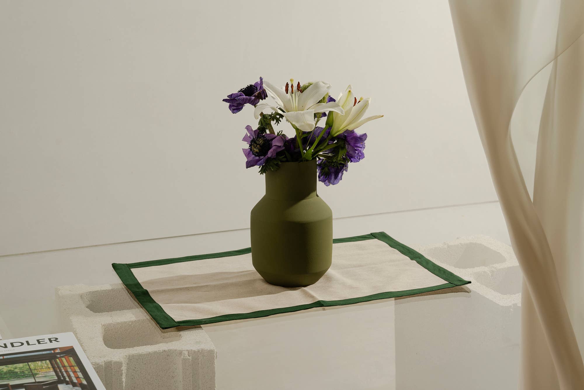 Jarrón Sado verde oliva de cerámica, ideal para flores secas: Verde
