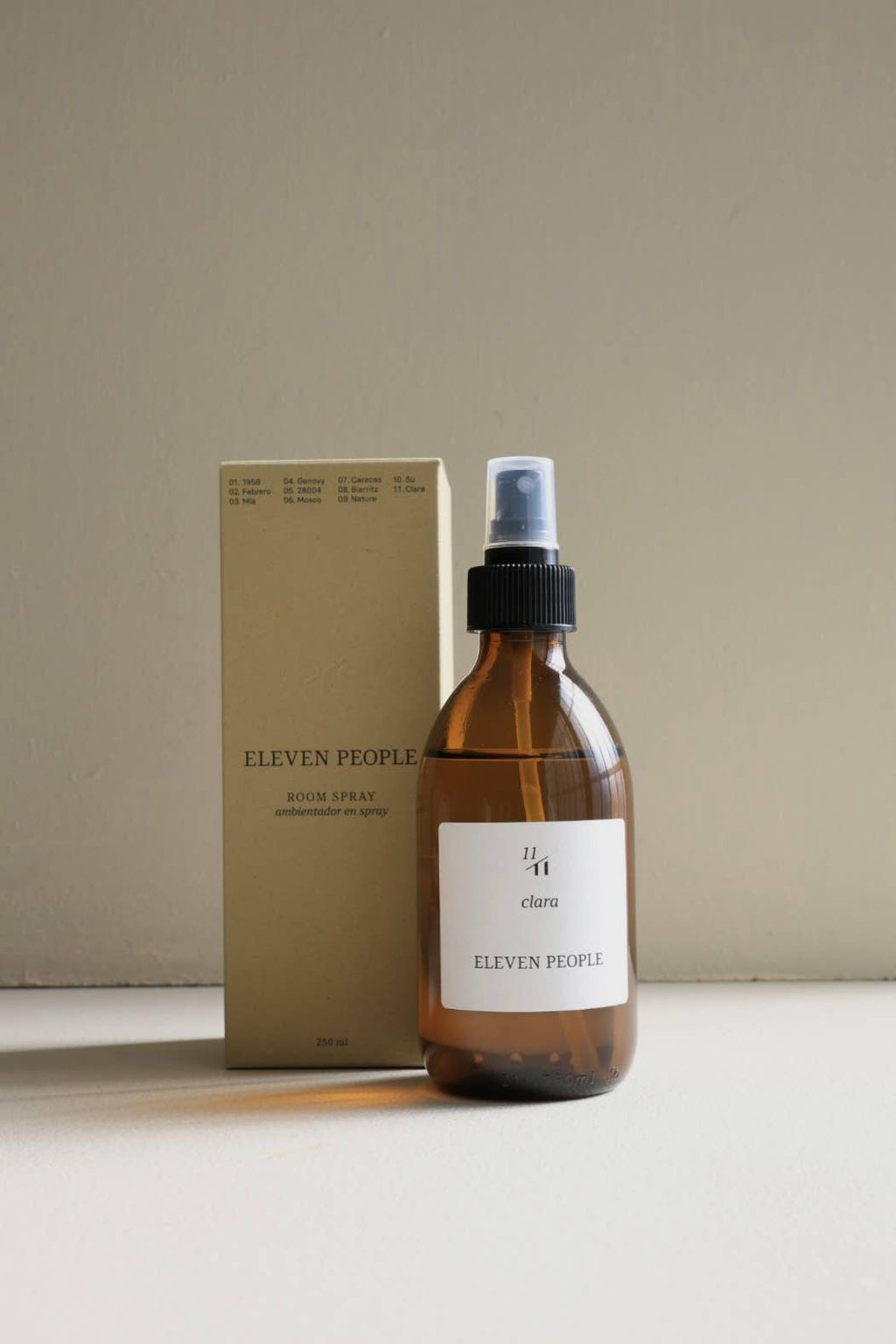 Spray para el hogar hecho a mano en botella de vidrio ámbar. Aroma a lavanda palo santo y azafrán
