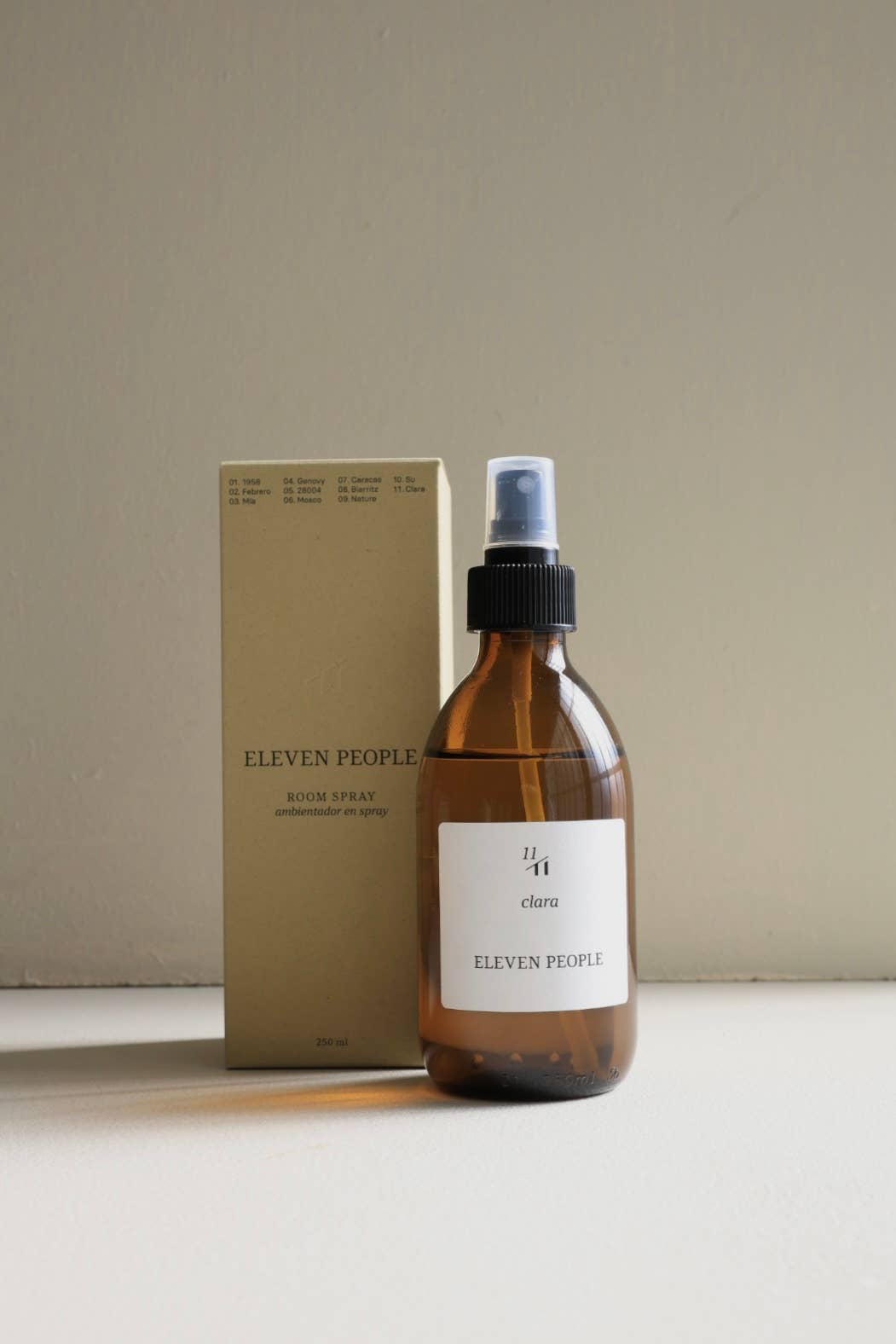 Spray para el hogar hecho a mano en botella de vidrio ámbar. Aroma a lavanda palo santo y azafrán