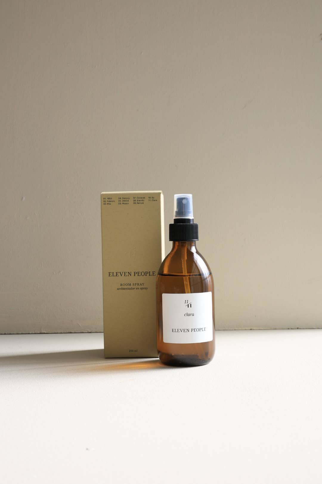Spray para el hogar hecho a mano en botella de vidrio ámbar. Aroma a lavanda palo santo y azafrán